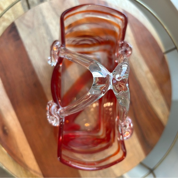 VINTAGE GLASS ART HANDBAG.  Beautiful piece in pristine condition. 8”x6”x3” - Picture 4 of 7